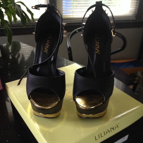 Strappy Spiked Platform Heels 👠