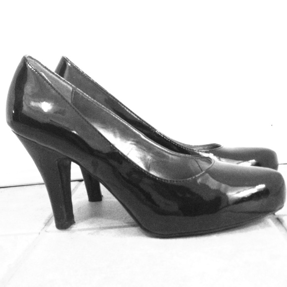 Bandolino black patent closed toe pump size 7.5