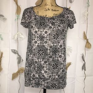 🌻Grey and black floral top!