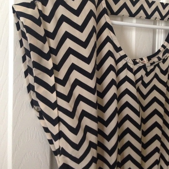*Sold in bundle* Chevron dress with pockets. - Picture 3 of 3