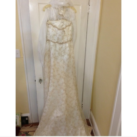 White satin peal crystal wedding gown. Never used - Picture 2 of 4