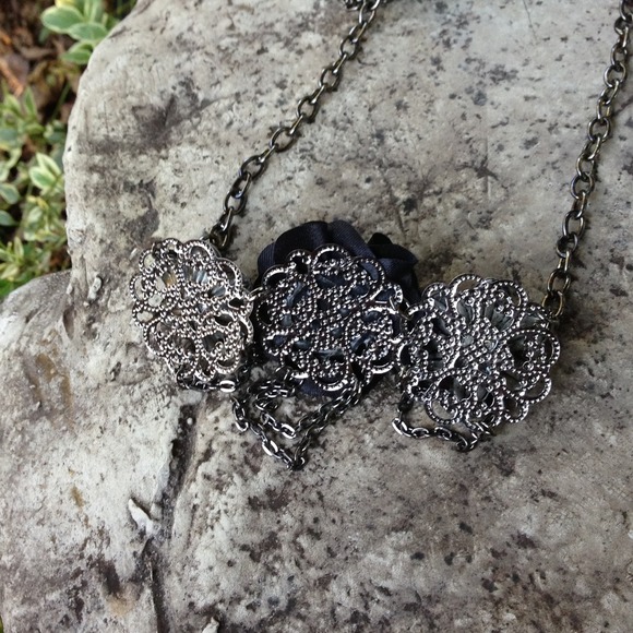 Necklace.    SOLD SOLD SOLD W/SKIRT - Picture 3 of 4