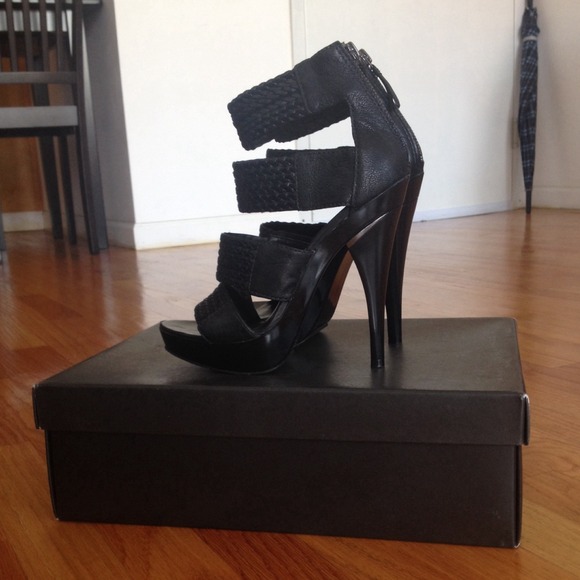 HP BCBG MAXAZRIA HEELS - Picture 2 of 4