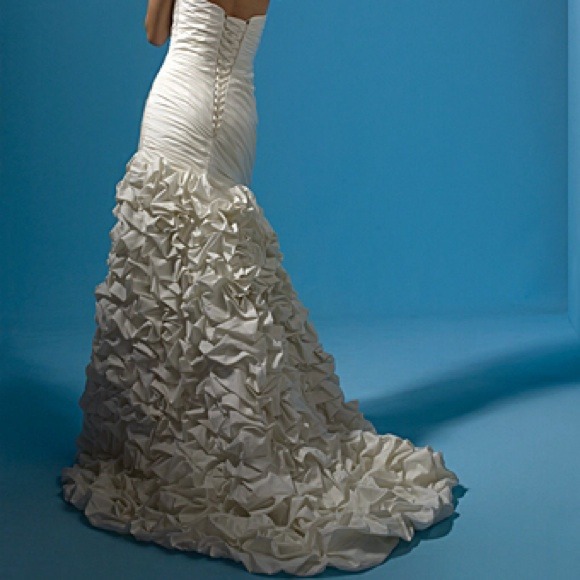 Alfred Angelo size 6 2117 Wedding Gown - Picture 2 of 4