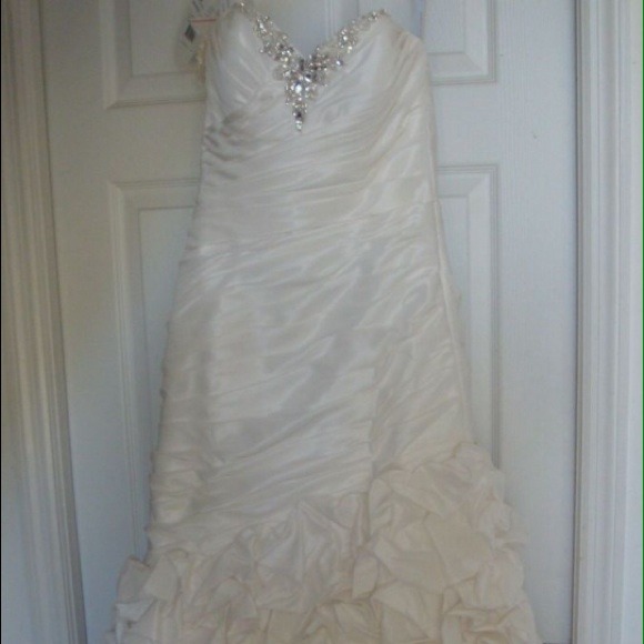 Alfred Angelo size 6 2117 Wedding Gown - Picture 3 of 4