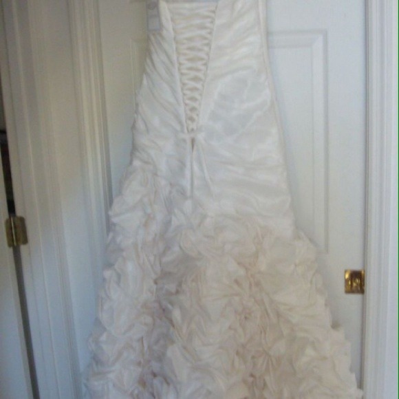 Alfred Angelo size 6 2117 Wedding Gown - Picture 4 of 4