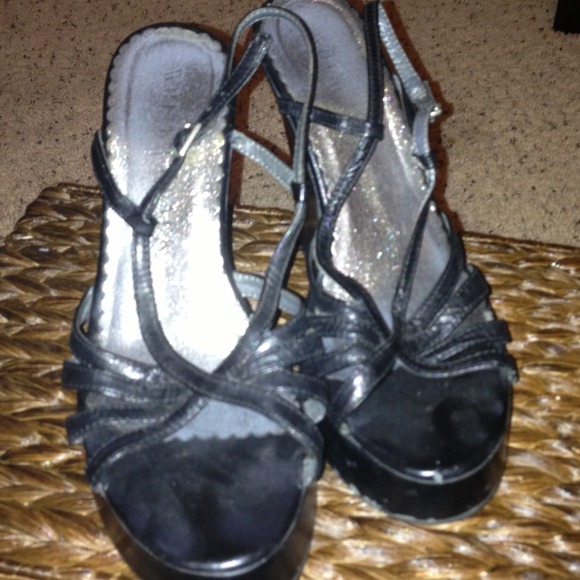 Black wedges. Cute and strappy - Picture 1 of 2