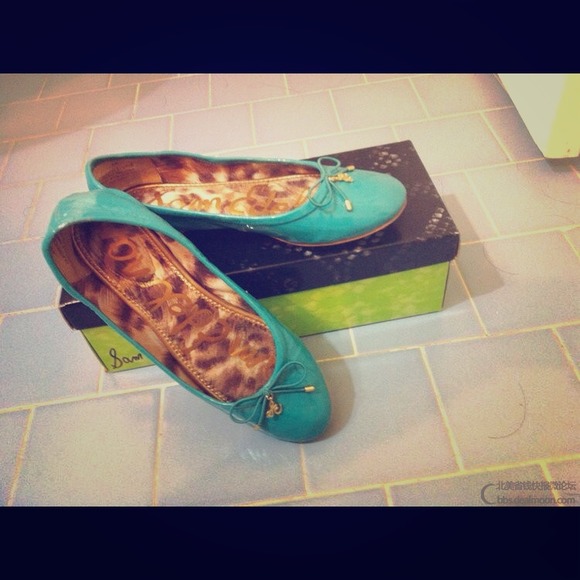 Aqua blue ballet flats. Elegant, comfortable.
