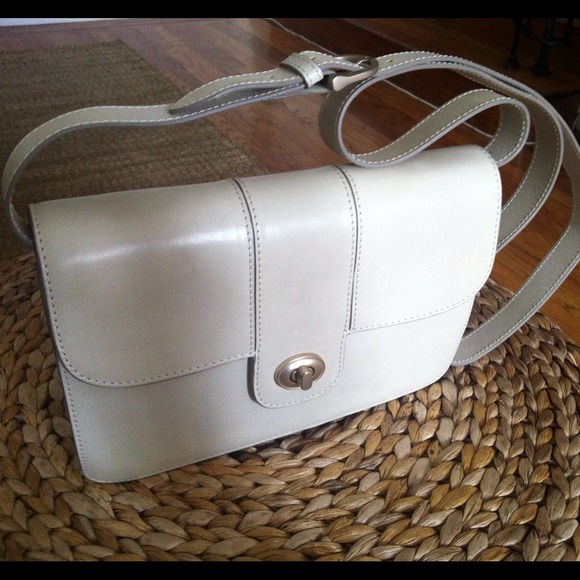 Sleek shoulder bag. Light cream.