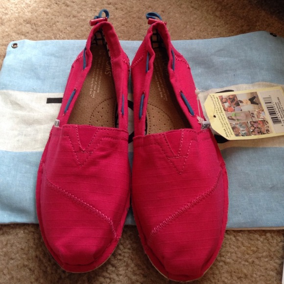 Brand new TOMS 'stitchouts' in fuchsia size 7.5