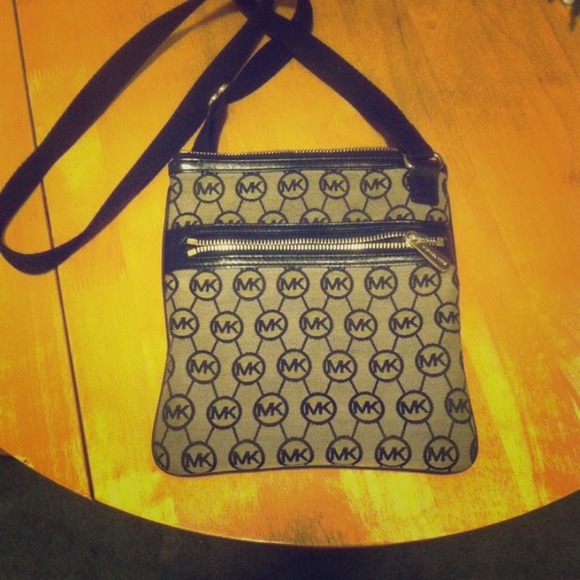 🚫Holding 🚫Michael kors authentic crossbody bag