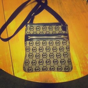 🚫Holding 🚫Michael kors authentic crossbody bag