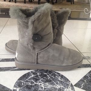 👠REDUCED!!!!!! BRAND NEW BUTTON UGGS