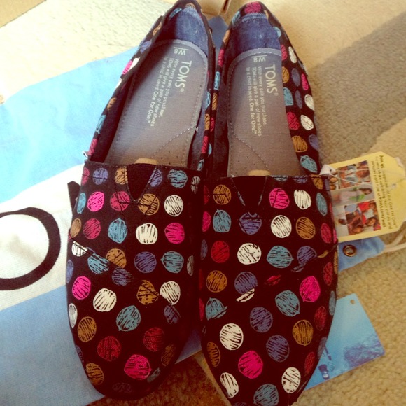 Brand new TOMS 'Classic' hand drawn dot black.