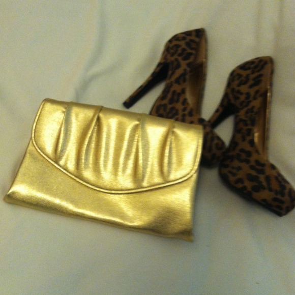 Clutches & Wallets - 🍸 SALE! Gold clutch 🍸