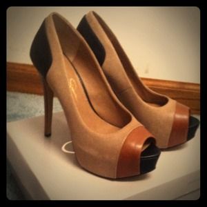 Jessica Simpson: brown and black pumps