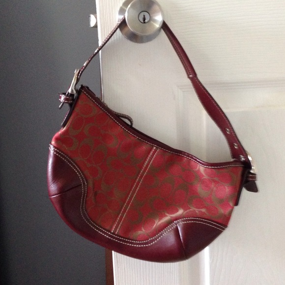 🚫SOLD🚫Maroon Coach purse in ok condition