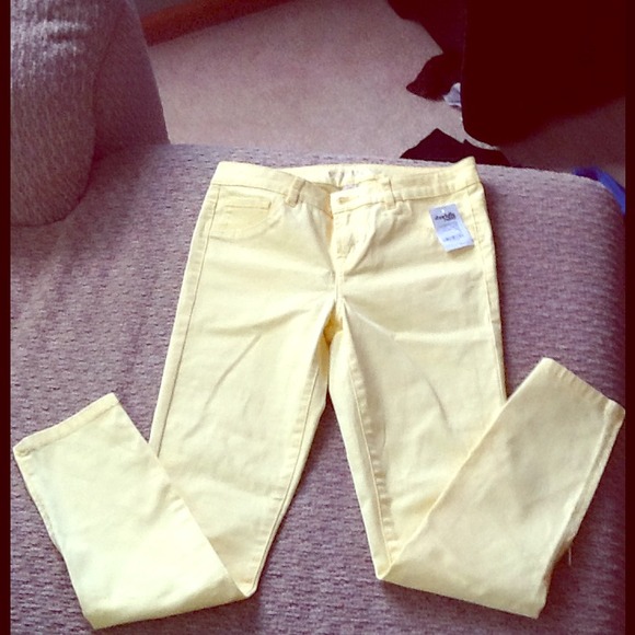 NWT Charlotte Russe Yellow ankle zip capris!