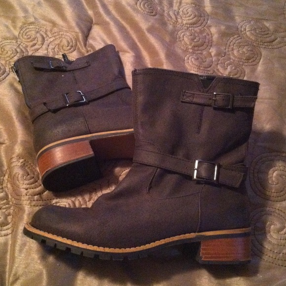 Short brown boots- great condition