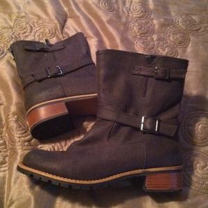 Short brown boots- great condition