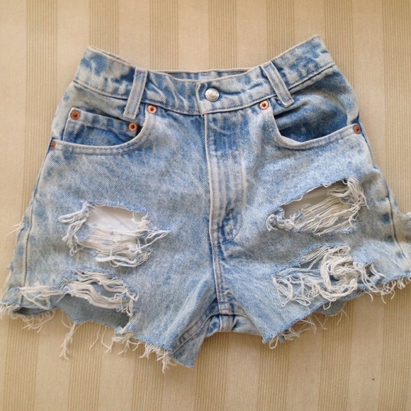 ❌SOLD❌ Levi's high-waisted distressed shorts