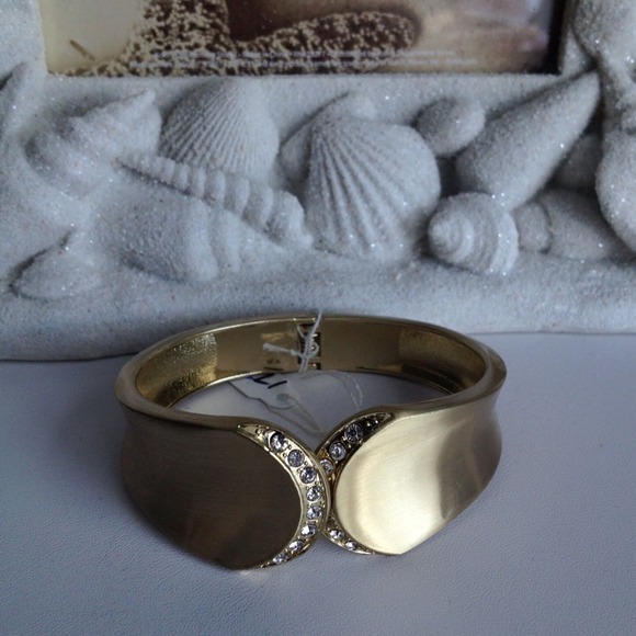 Gold claw bracelet