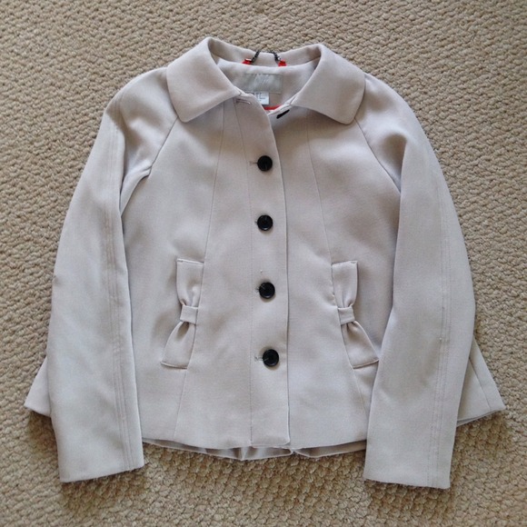 Beige cape style jacket with 3 necklaces