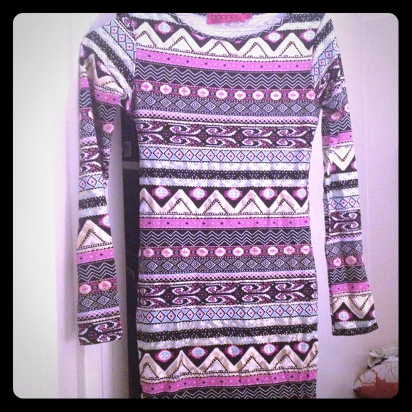Tight fitting long sleeve dress, patterned w gold