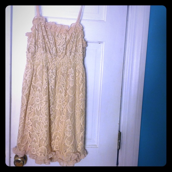 Creme lace dress, pretty!