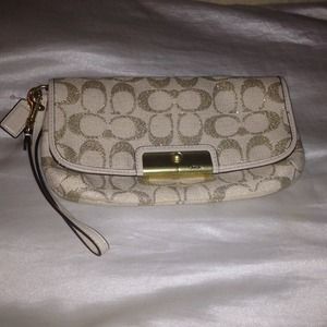 🎉HOST PICK🎉 ✨NWOT Coach large wristlet✨