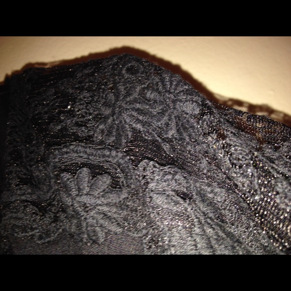 Black top with see thru lace shoulders size 2X - Picture 2 of 4