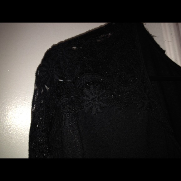 Black top with see thru lace shoulders size 2X - Picture 4 of 4