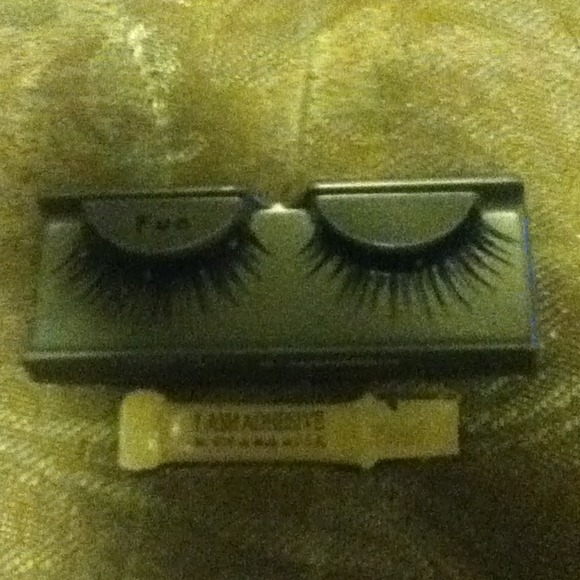 Fake glitter dot eyelashes w/lash adhesive - Picture 1 of 1