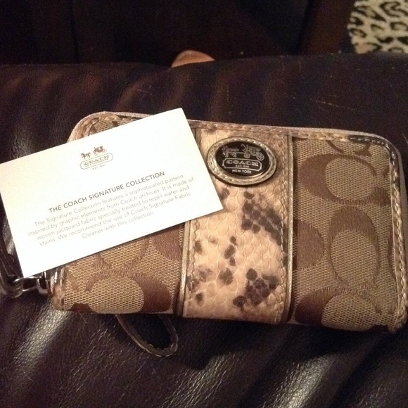 Authentic Coach python wristlet - Picture 4 of 4