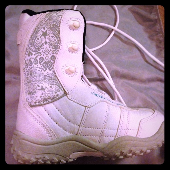 Size 5 snow boarding boots never worn!