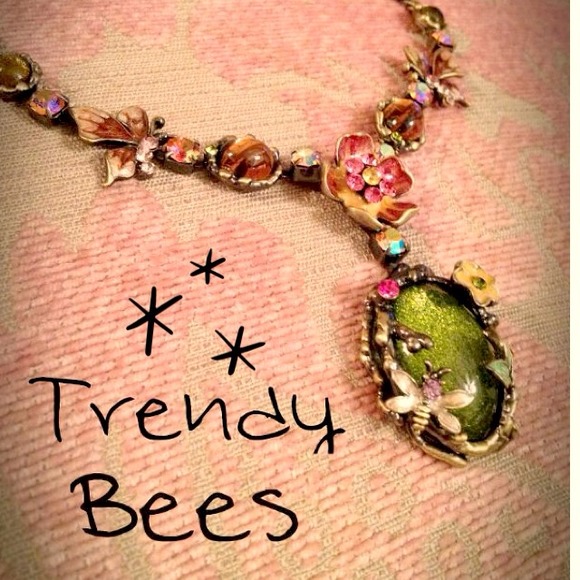 📦SOLD IN BUNDLE📦✨HOST PICK!✨ "Bees necklace"