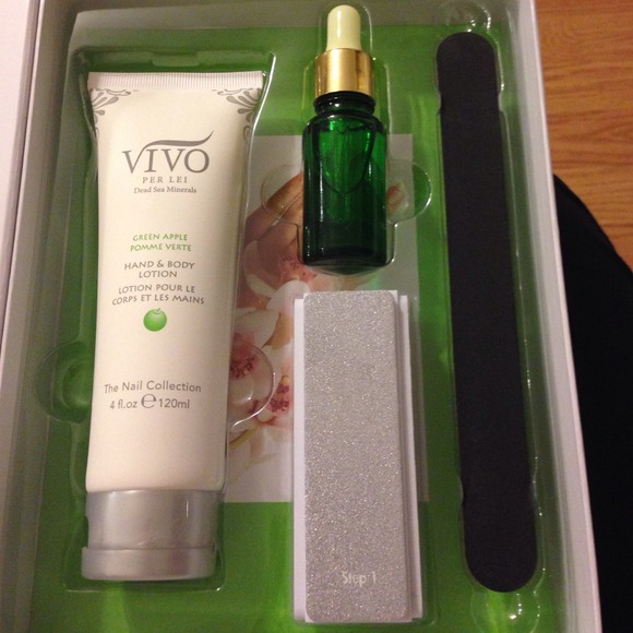 SOLD!!! VIVO PER LEI EXQUISITE MANICURE SET