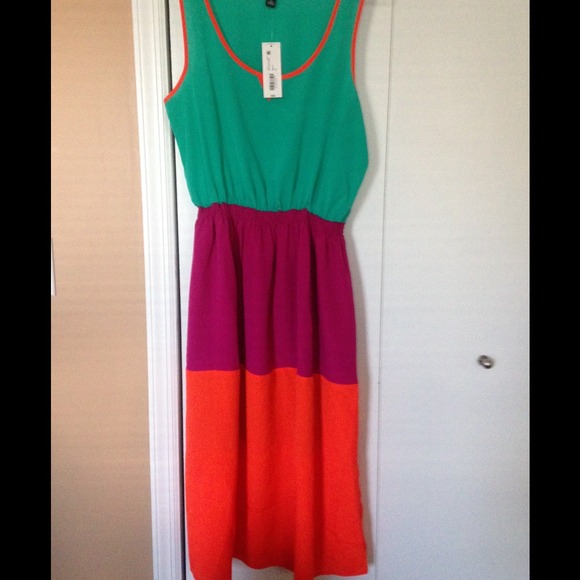 Adorable NWT Colorblock Dress