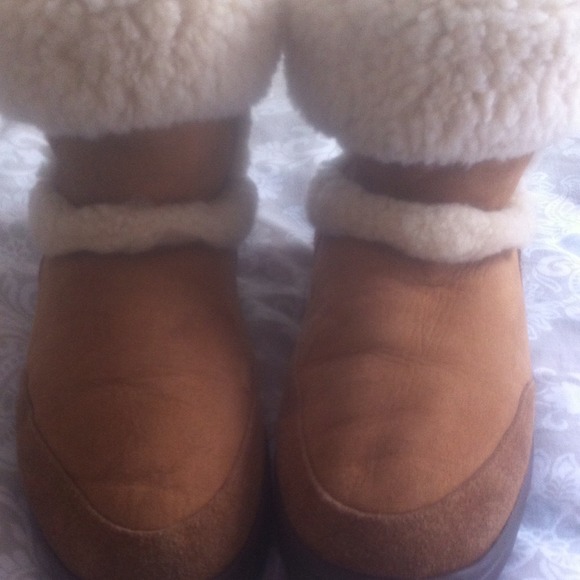 SOLD UGG Sundance Short Chestnut boots size 11