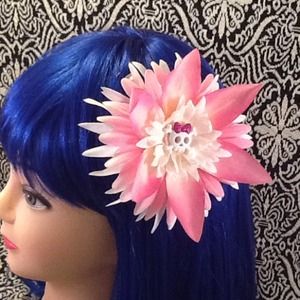 Skull & crossbones hair flair flower pink & white.