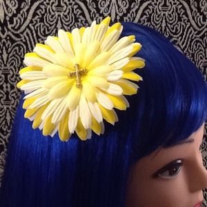 Yellow &white hair flair flower w/a gold cross.