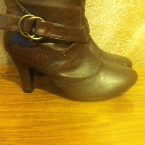 Brown leather heeled boots! - Picture 2 of 4