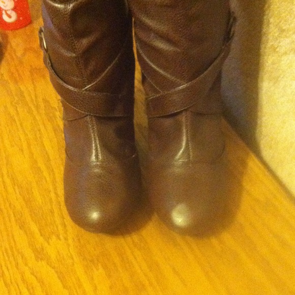 Brown leather heeled boots! - Picture 3 of 4