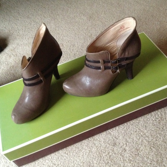 New FarylRobin boots. Dark grey-taupe color.