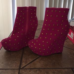 🔥🔥Brand NEW Booties! 🔥🔥 Run small!