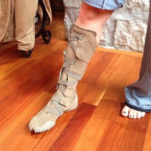 PUMA tennis shoe boots size 8 tan color.