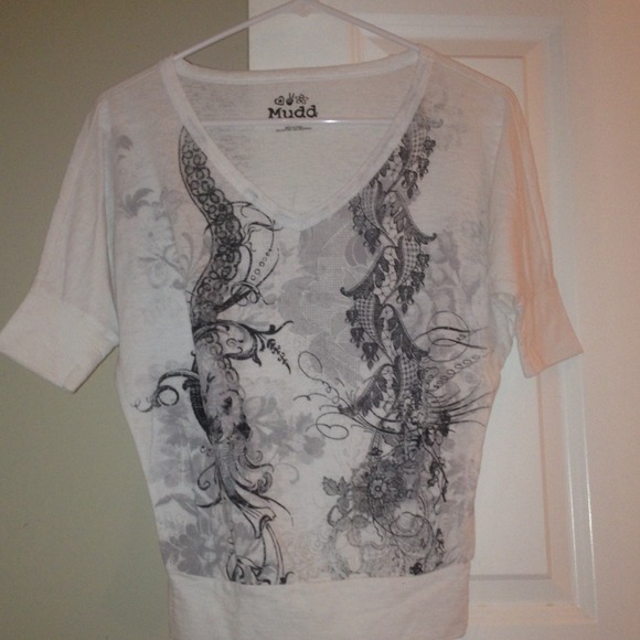 White Mudd shirt with design!