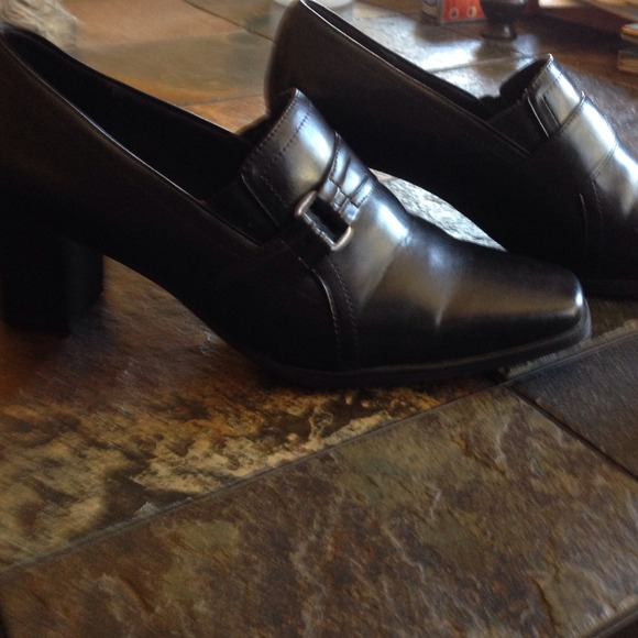 Black shoes. Great for the office! 👠🎀