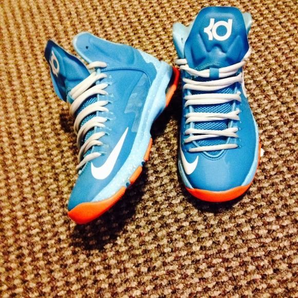 Kevin Durant (KD) Sneakers - Picture 2 of 4