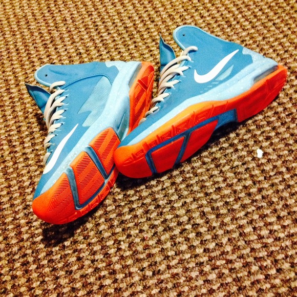 Kevin Durant (KD) Sneakers - Picture 3 of 4